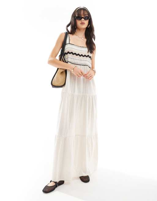 ONLY – Gestuftes Maxikleid in Beige mit Details aus schwarzem Webstoff 