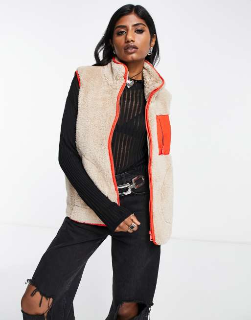 Only – Gilet aus Teddyfell-Fleece in Beige mit Paspelierung in Rot