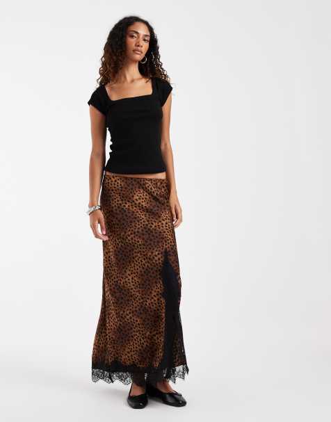 ONLY gonna lunga in satin con bordi in pizzo e spacco con stampa animalier - view 1