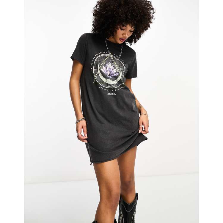 graphic t-shirt dress Kiss Sequin Tee Shirt Dresses are a Great Piece to Have in Your Closet for the Spring IT GIRL SPLATTERED GRAPHIC TSHIRT