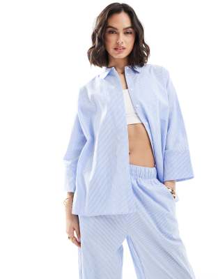 ONLY - Hemdbluse in gestreiftem Blau mit Dreiviertelärmeln, Kombiteil