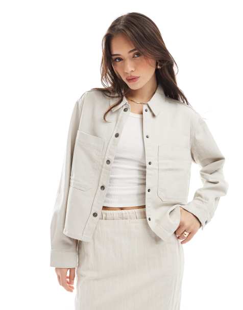 ONLY – Hemdjacke aus Baumwolle in Steinbeige mit Taschendetail - view 1