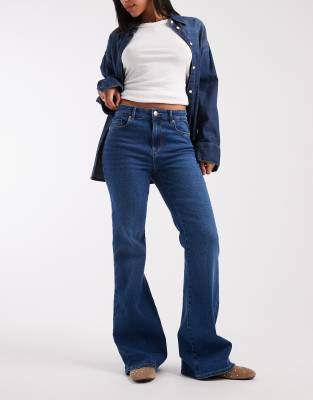 ONLY - Henni - Retro-Schlagjeans aus Denim in Mittelblau mit hohem Bund