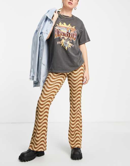 Only high waisted flared pants in brown wavy print