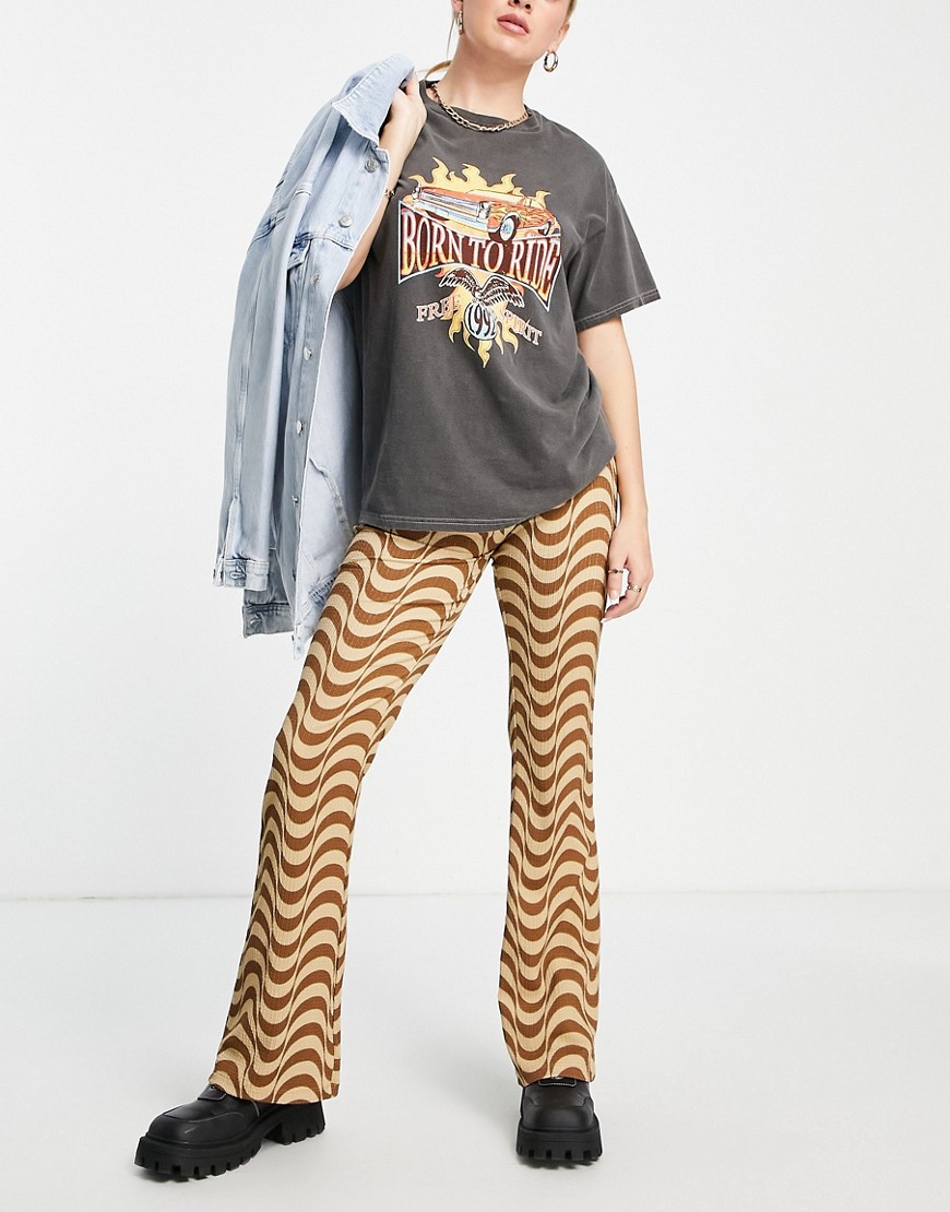 Only high waisted flared trousers in brown wavy print