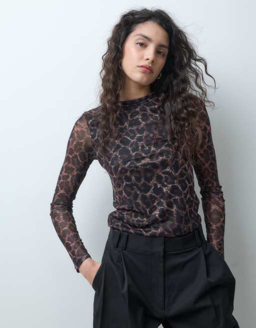 ONLY hochgeschlossenes Langarm-Mesh-Top mit transparenten Ärmeln im Leopardenmuster, 2 von 4