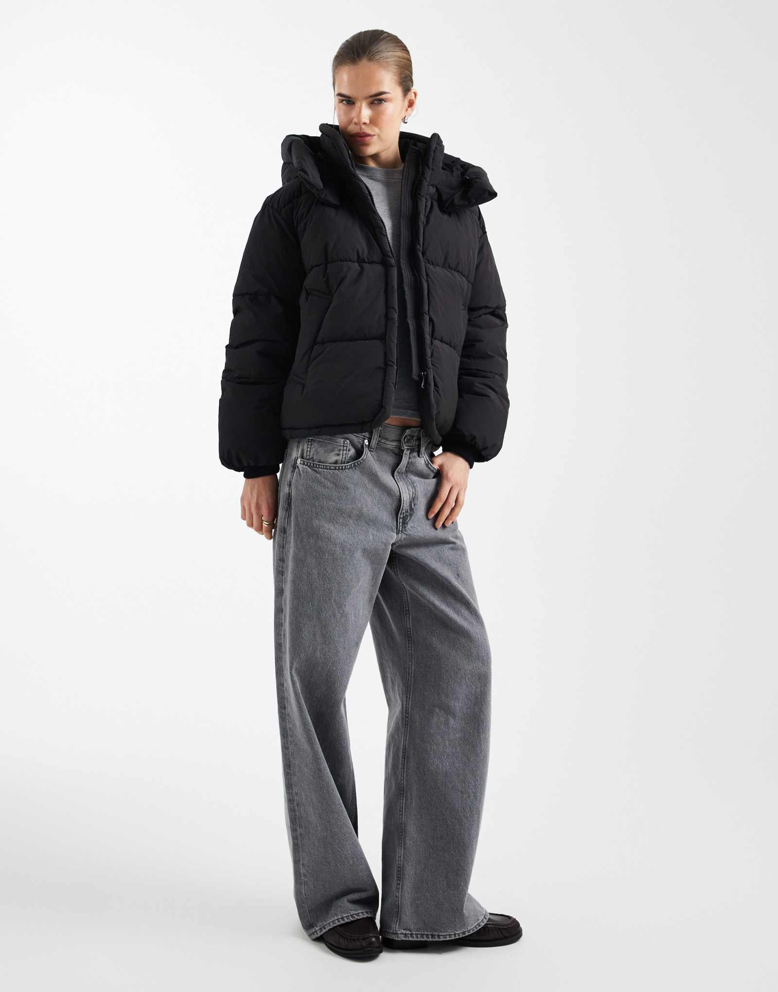 ЕДИНСТВЕННЫЙ пуховик с капюшоном черного цвета