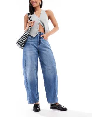 ONLY - Horseshoe-Jeans in mittelblauer Waschung mit extrem abgerundetem Beinschnitt und Ziernaht