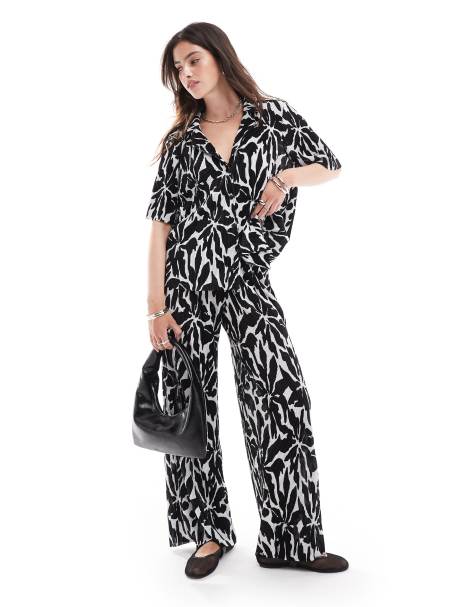 ONLY – Hose mit weitem Bein und abstraktem Blumenmuster, Kombiteil - view 1