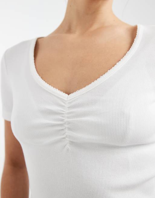ONLY - Hvid ribstrikket cropped T-shirt med V-hals og rynkedetaljer, 2 af 4