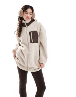 Thumbnail - Only - Jacke aus Fleece-Teddyfell in Beige mit Rollkragen und braunem Taschendetail-Neutral