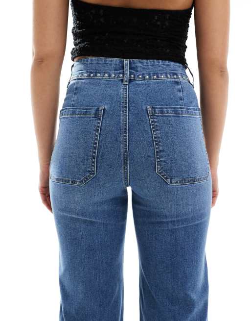 ONLY Jeans a vita alta lavaggio chiaro con fondo ampio e borchie