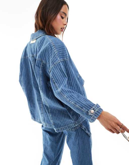 ONLY – Jeansjacke in Blau und Weiß gestreift mit kastigem Schnitt