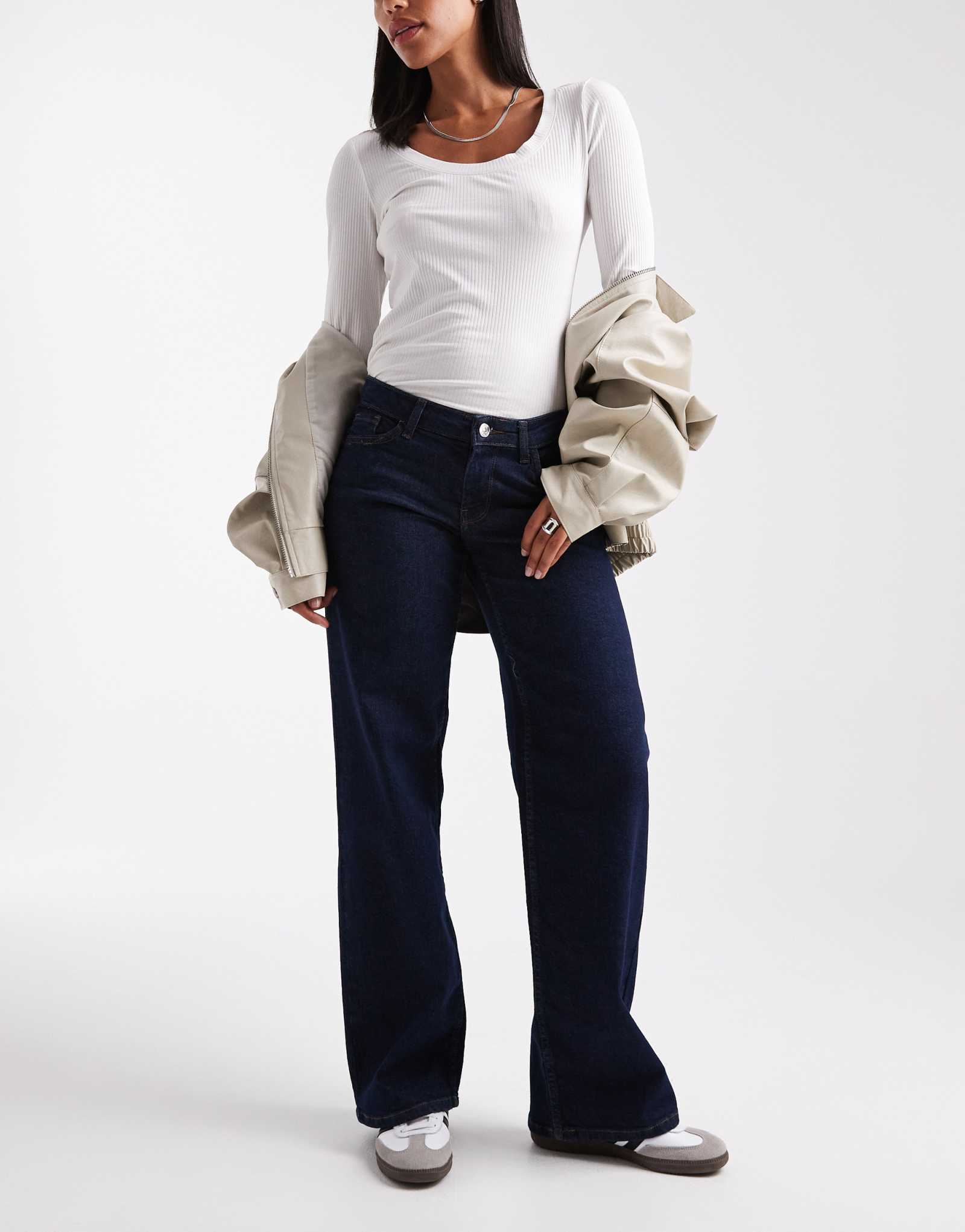 Джинсы ONLY Judy с низкой посадкой и широкими штанинами темно-синего цвета.