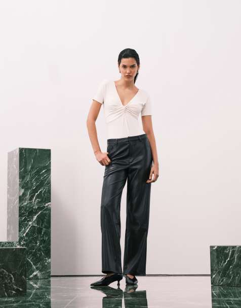 ONLY – Juicy – Hose aus schwarzem Kunstleder mit weitem Bein - view 1