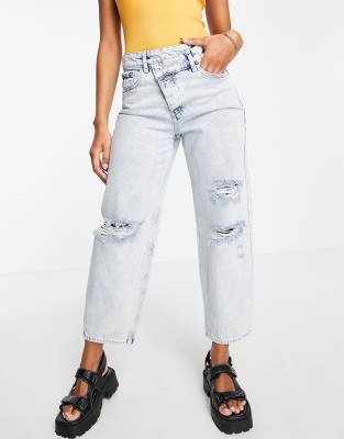 Only Juliet Low Rise Asymmetric Button Ripped Boyfriend Jeans In Light Blue-black