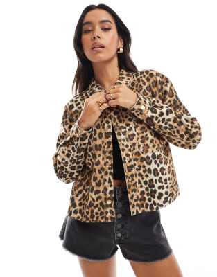ONLY – Kastige Jacke aus Wildlederimitat mit Leopardenmuster - view 1