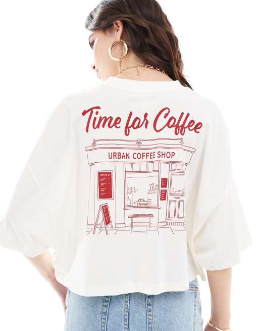 ONLY – Kastiges T-Shirt in Weiß mit „Coffee“-Grafikprint auf dem Rücken 