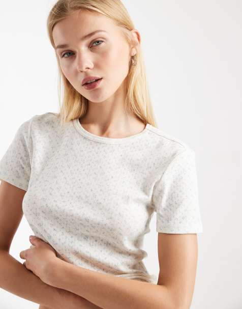 ONLY – Knapp geschnittenes T-Shirt aus Pointelle-Strick in Cremeweiß mit blauem Blümchenmuster - view 1