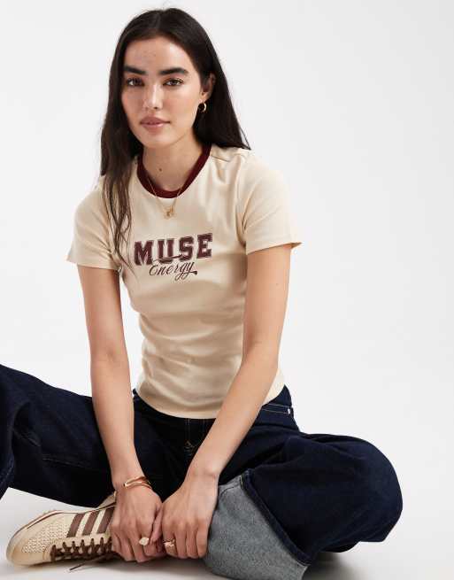 ONLY – Knapp geschnittenes T-Shirt in Beige mit „Muse“-Print