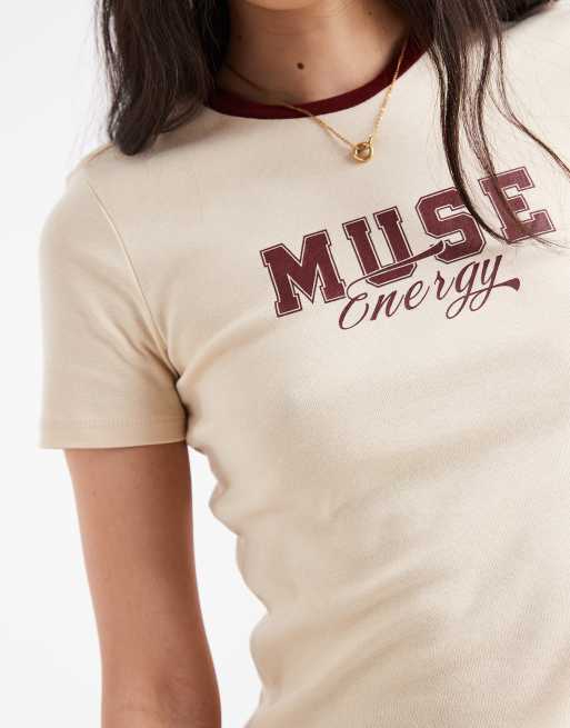 ONLY – Knapp geschnittenes T-Shirt in Creme mit „Muse“-College-Print in Braun, 3 von 4