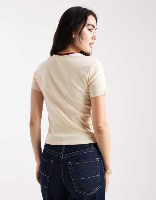 ONLY – Knapp geschnittenes T-Shirt in Creme mit „Muse“-College-Print in Braun, 4 von 4