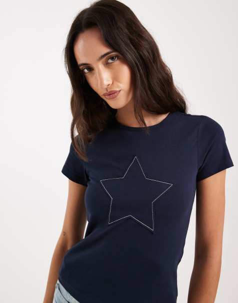 ONLY – Knapp geschnittenes T-Shirt in Marineblau mit Sternen-Print - view 1
