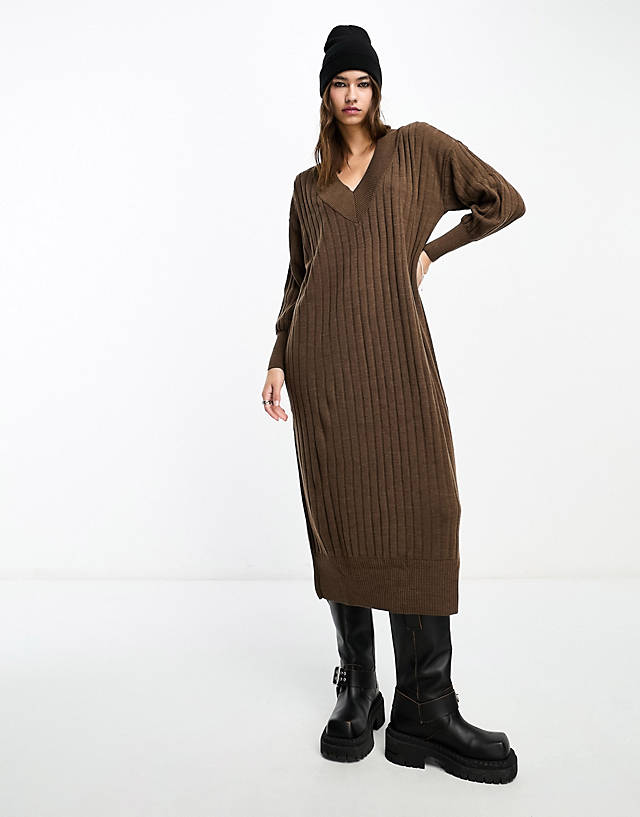 ONLY - knitted v neck maxi dress in brown