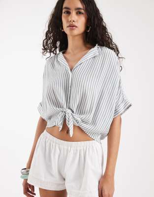 Only Knot Front Cropped Shirt In Gray