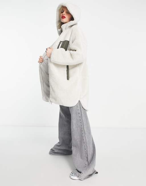 Only – Krämfärgad teddykappa i lång modell med kontrastfärgad ficka och huva