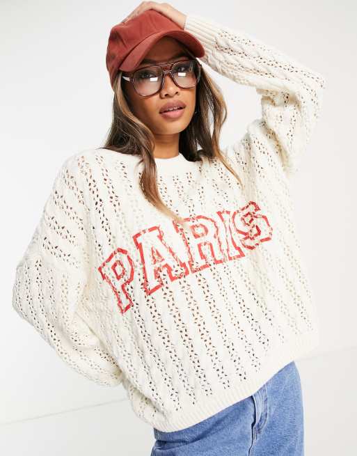 Only – Kremowy dzianinowy sweter oversize z napisem „Paris”