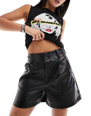 Only - Kunstleder-Shorts mit hohem Bund in Schwarz