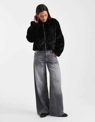 ONLY - Kunstpelzjacke in Schwarz mit Reißverschluss