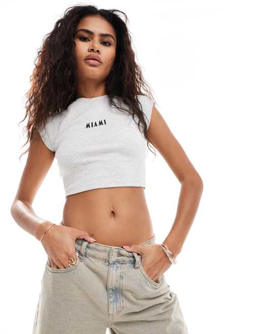 Only – Kurz geschnittenes, geripptes Baby-T-Shirt in Hellgrau meliert mit Miami-Stickerei 