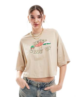 ONLY - Kurz geschnittenes T-Shirt in Beige mit „Never Grow Up"-Grafik-Neutral