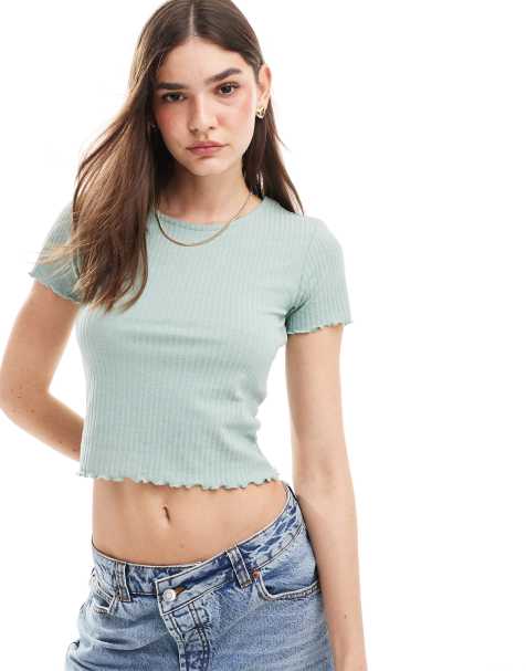 ONLY – Kurz geschnittenes T-Shirt in Salbeigrün mit Kräuselsaum - view 1