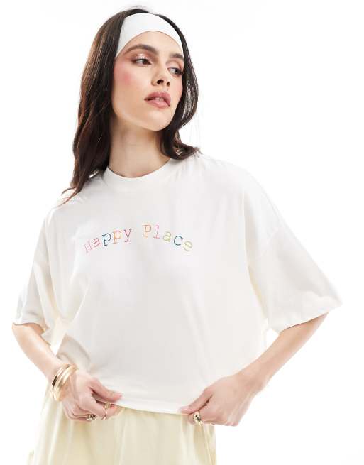 ONLY – Kurz geschnittenes T-Shirt in Weiß mit „Happy Place“-Print  
