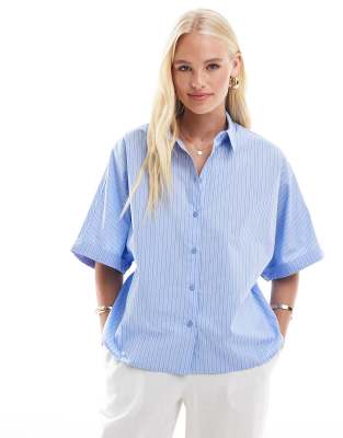 ONLY - Kurzärmlige, kastige Hemdbluse in gestreiftem Blau