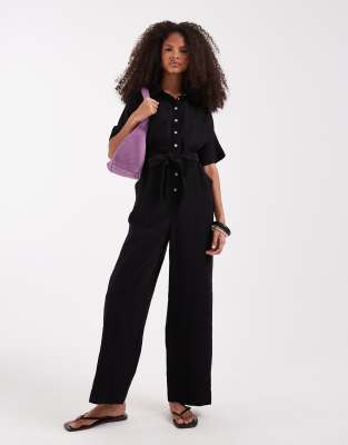ONLY - Kurzärmliger Jumpsuit in Schwarz mit Bindegürtel