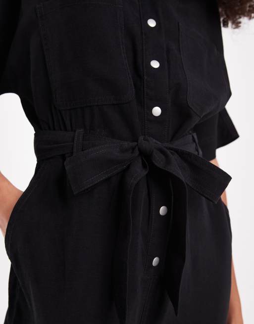 ONLY – Kurzärmliger Jumpsuit in Schwarz mit Bindegürtel, 3 von 4