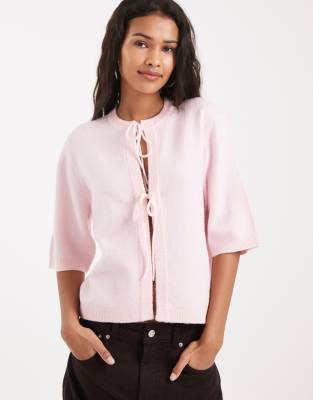 ONLY - Kurzärmliges, kastiges Strickoberteil in Hellrosa mit Bindebändern vorne