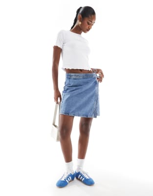 ONLY - Kurzer Jeans-Wickelrock in Hellblau