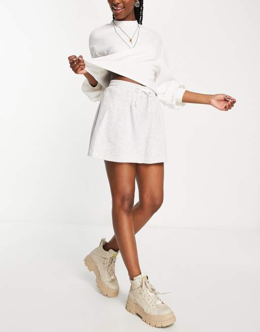 Only – Kurzer Retro-Tennisrock aus Sweatstoff in Hellgrau
