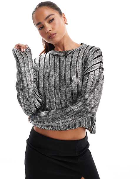 ONLY – Kurzer Strickpullover in Metallic-Silber mit Zopfmuster - view 1