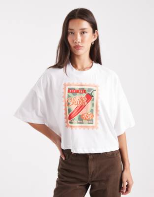 ONLY - Kürzeres T-Shirt in Weiß mit Chili-Briefmarken-Grafik