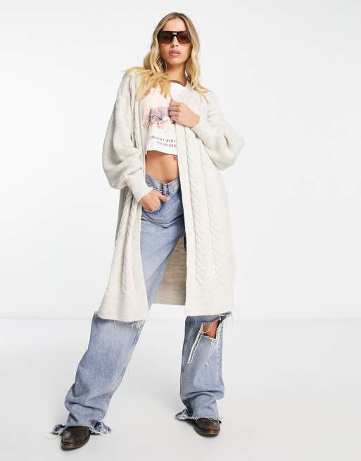Only – Lang geschnittene Strickjacke in Cremeweiß mit Zopfmuster und Ballonärmeln