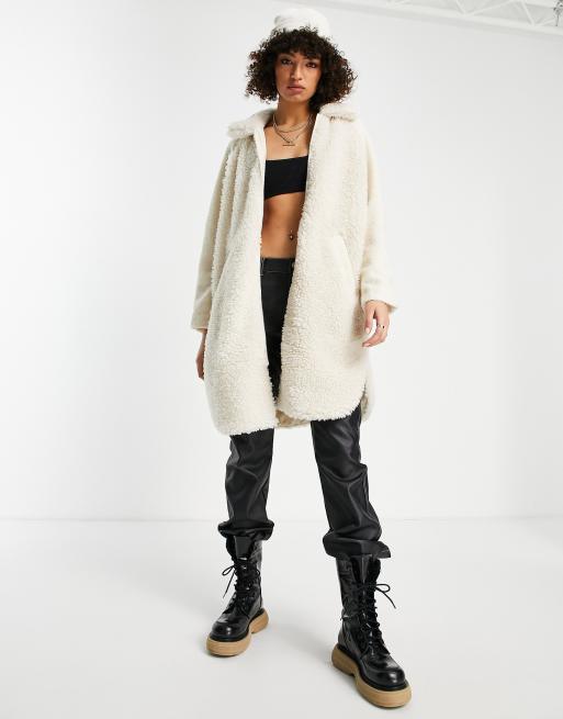 Only – Lang geschnittener Mantel aus Teddyfell in Cremeweiß ASOS