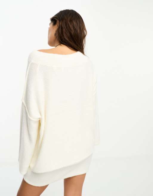 Only – Langer flauschiger Pullover in Creme mit V-Ausschnitt