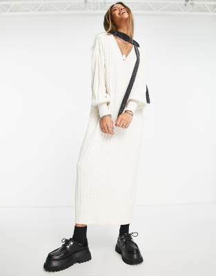 Thumbnail - Only - Langes Strickkleid in Cremeweiß mit V-Ausschnitt