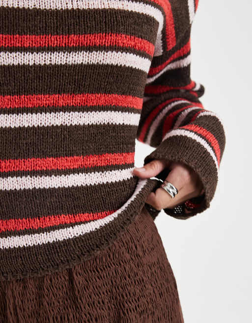 ONLY – Lekki dzianinowy top z szerokim dekoltem w brązowo-czerwone paski, 3 z 4